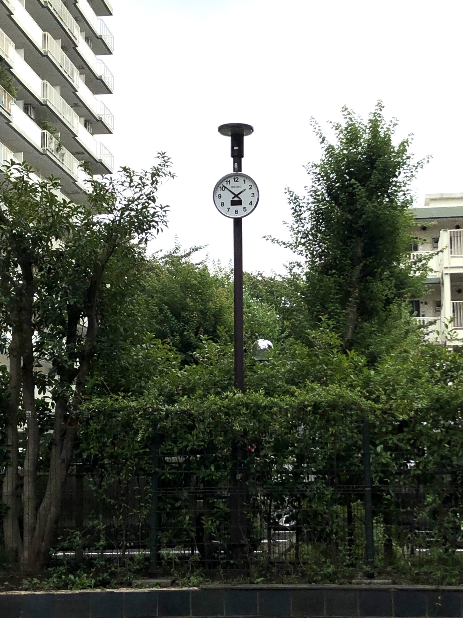 馬事公苑前緑地に時計を設置